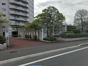 藤沢市片瀬海岸、マンションの前面道路を含む現地写真画像です