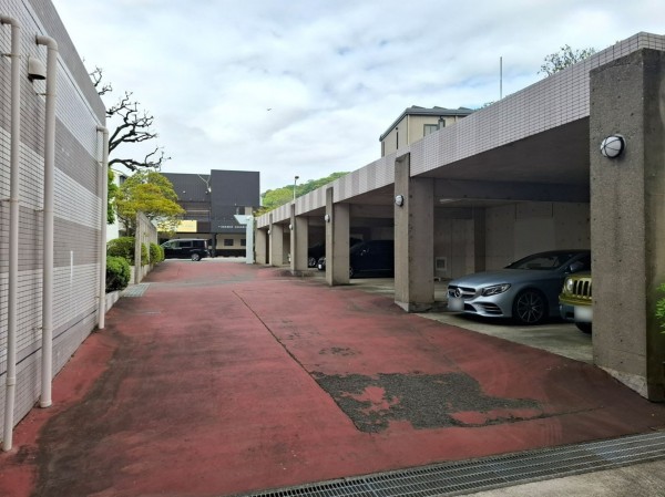 藤沢市片瀬海岸、マンションの駐車場画像です