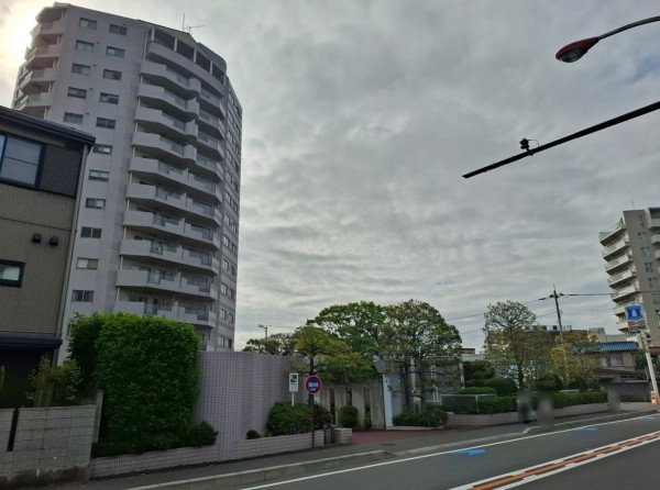 藤沢市片瀬海岸、マンションの前面道路を含む現地写真画像です