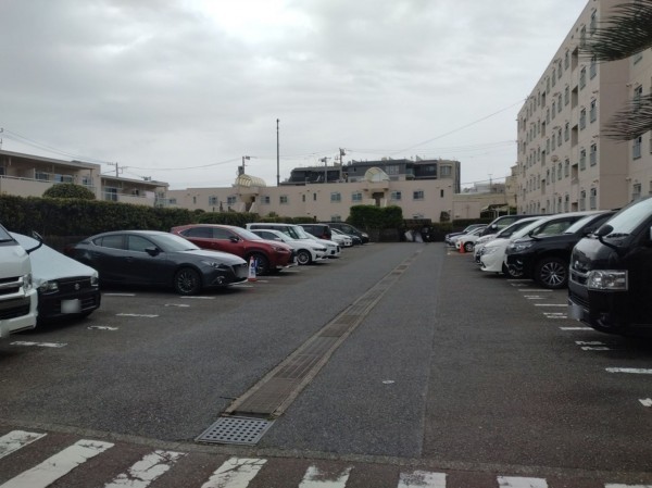 藤沢市鵠沼海岸、マンションの駐車場画像です