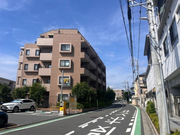 藤沢市藤が岡、マンションの前面道路を含む現地写真画像です