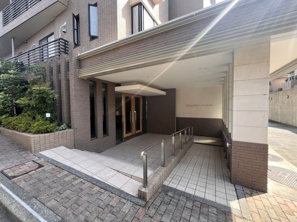 藤沢市藤が岡、マンションのエントランス画像です