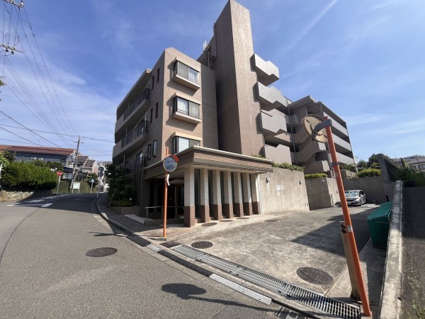 藤沢市藤が岡、マンションの前面道路を含む現地写真画像です
