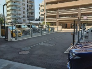 藤沢市鵠沼橘、マンションの駐車場画像です