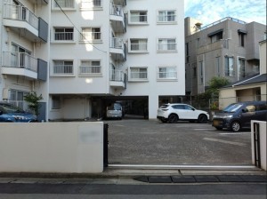 藤沢市鵠沼東、マンションの駐車場画像です