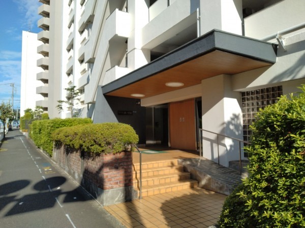 藤沢市鵠沼東、マンションのエントランス画像です