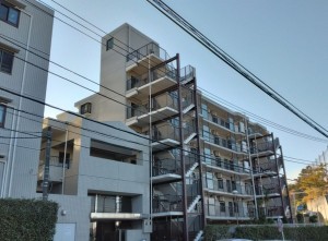 藤沢市城南、マンションの外観画像です