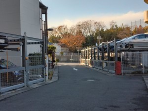 藤沢市城南、マンションの駐車場画像です