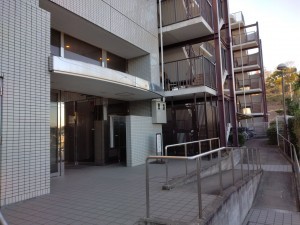 藤沢市城南、マンションのエントランス画像です