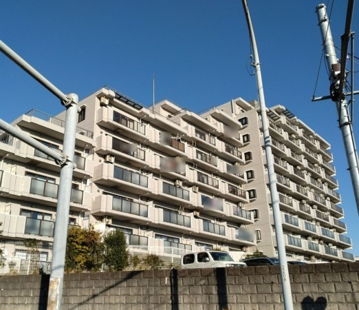 藤沢市城南、マンションの外観画像です