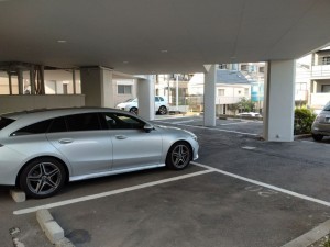 藤沢市片瀬海岸、マンションの駐車場画像です