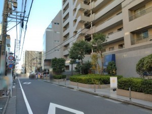 藤沢市南藤沢、マンションの前面道路を含む現地写真画像です