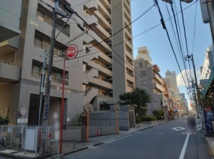 藤沢市南藤沢、マンションの前面道路を含む現地写真画像です