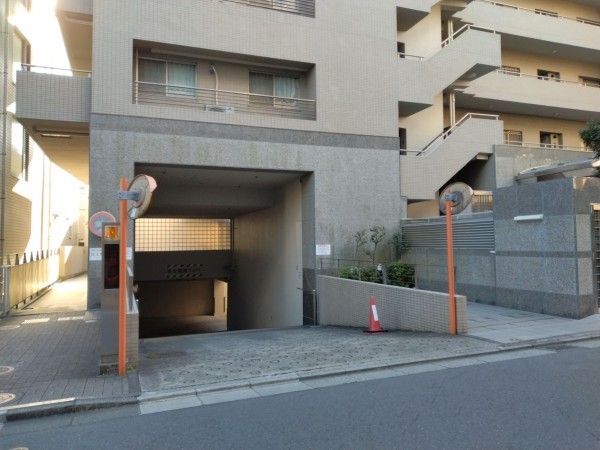 藤沢市南藤沢、マンションの駐車場画像です