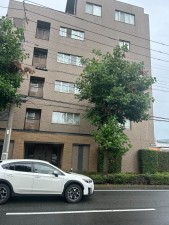 前橋市天川原町、マンションの前面道路を含む現地写真画像です