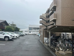 前橋市天川原町、マンションの駐車場画像です