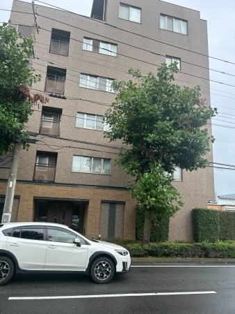 前橋市天川原町、マンションの前面道路を含む現地写真画像です