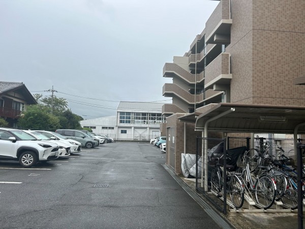 前橋市天川原町、マンションの駐車場画像です