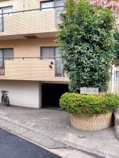 渋谷区神山町、マンションの駐車場画像です