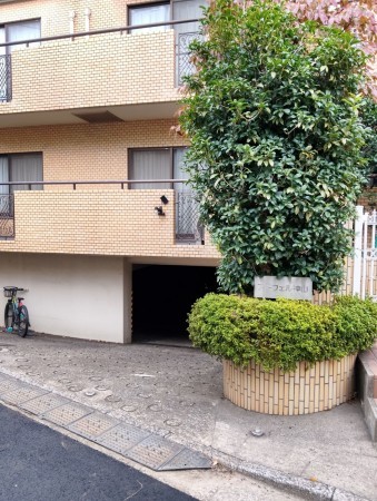 渋谷区神山町、マンションの駐車場画像です