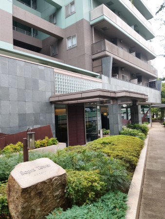 目黒区青葉台、マンションのエントランス画像です