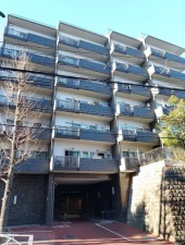 目黒区東山、マンションの外観画像です