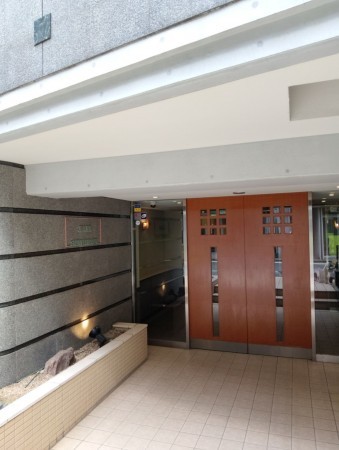 渋谷区神泉町、マンションのエントランス画像です