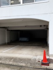 渋谷区渋谷、マンションの駐車場画像です