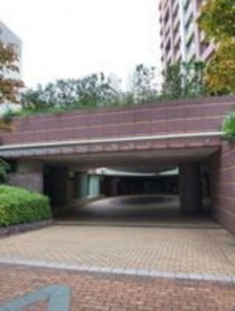 渋谷区渋谷、マンションの駐車場画像です