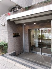 目黒区青葉台、マンションのエントランス画像です