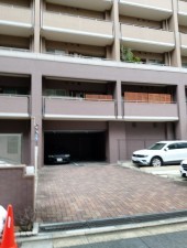 渋谷区渋谷、マンションの駐車場画像です