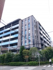 渋谷区南平台町、マンションの外観画像です