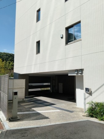 渋谷区松濤、マンションの駐車場画像です