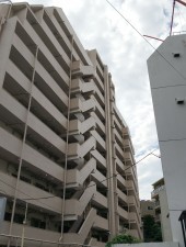 渋谷区鶯谷町、マンションの外観画像です