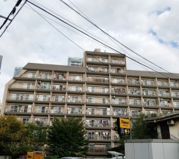 渋谷区鶯谷町、マンションの外観画像です