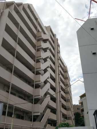 渋谷区鶯谷町、マンションの外観画像です