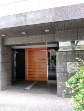 渋谷区神泉町、マンションのエントランス画像です
