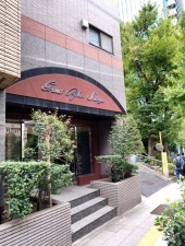 目黒区青葉台、マンションのエントランス画像です