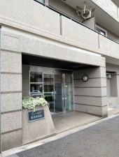 目黒区青葉台、マンションのエントランス画像です