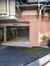 渋谷区富ヶ谷、マンションの駐車場画像です