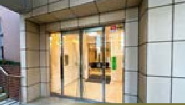 渋谷区富ヶ谷、マンションのエントランス画像です