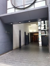 渋谷区円山町、マンションのエントランス画像です