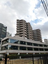 渋谷区東、マンションの外観画像です
