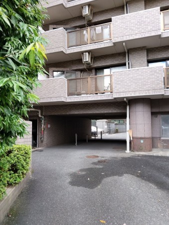 渋谷区東、マンションの駐車場画像です