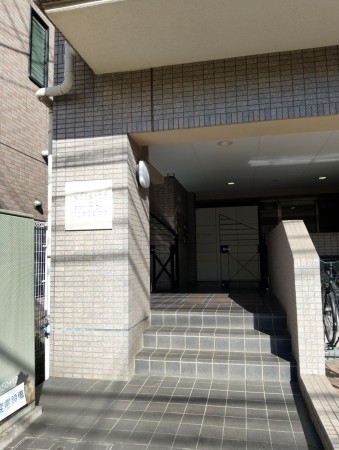 世田谷区、収益物件/住宅付店舗のエントランス画像です