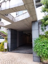 目黒区駒場、マンションのエントランス画像です