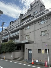 渋谷区南平台町、マンションの外観画像です