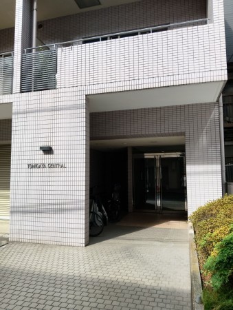 渋谷区富ヶ谷、マンションのエントランス画像です