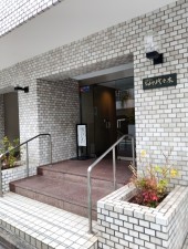 渋谷区代々木、マンションのエントランス画像です