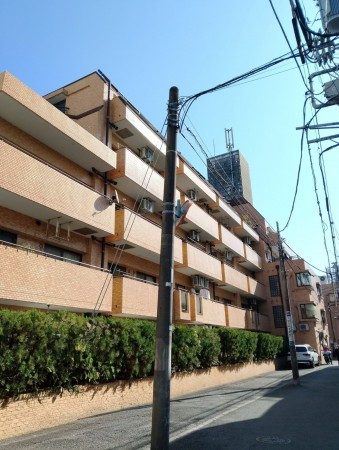 渋谷区幡ヶ谷、マンションの外観画像です